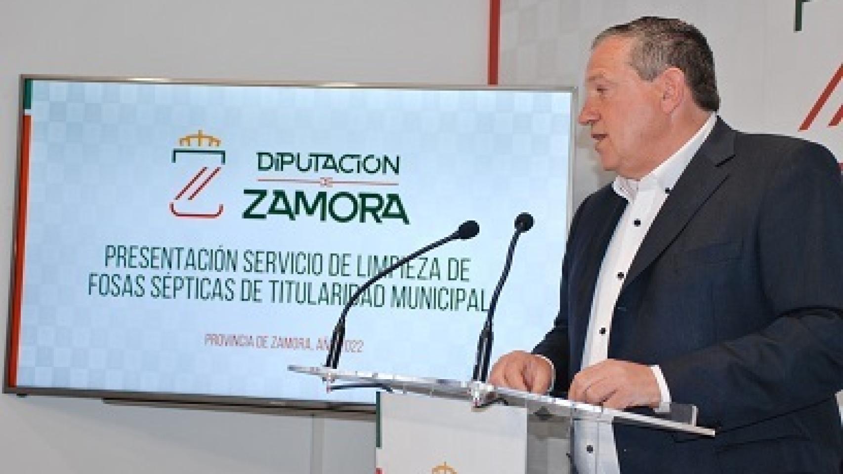 Javier Faúndez durante la presentación del servicio de limpieza de fosas sépticas para los pueblos