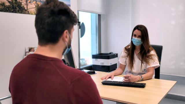 Un chico en la consulta de Medicina Estética de Quirónsalud.
