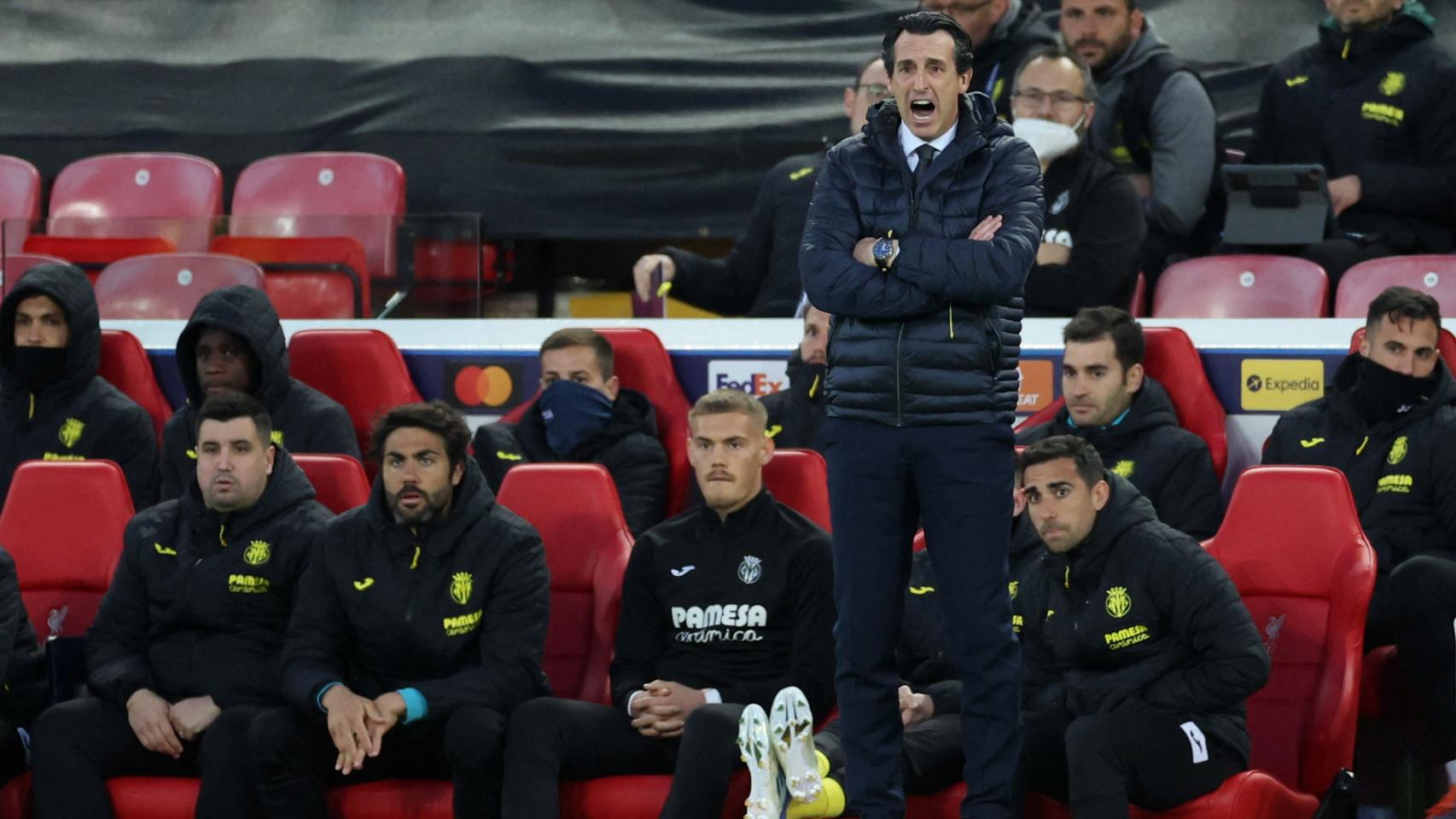 Unai Emery en el banquillo de Anfield durante el Liverpool - Villarreal