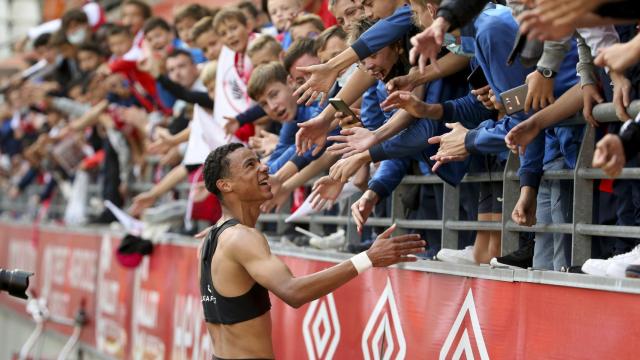 Hugo Ekitike celebra un gol con la afición del Stade Reims.