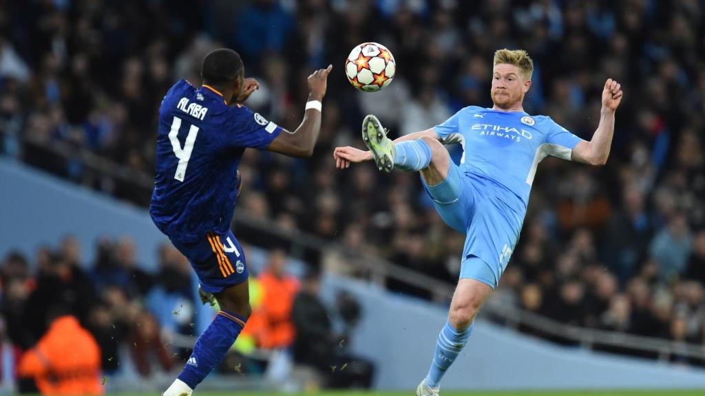 David Alaba pelea por un balón con Kevin de Bruyne
