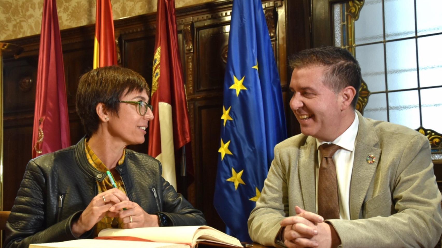 El presidente de la Diputación de Albacete, Santi Cabañero, y a directora general de la Guardia Civil, María Gámez. Foto: Diputación de Albacete.