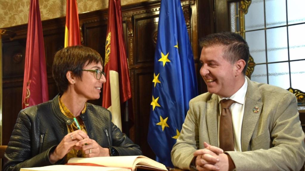 El presidente de la Diputación de Albacete, Santi Cabañero, y a directora general de la Guardia Civil, María Gámez. Foto: Diputación de Albacete.
