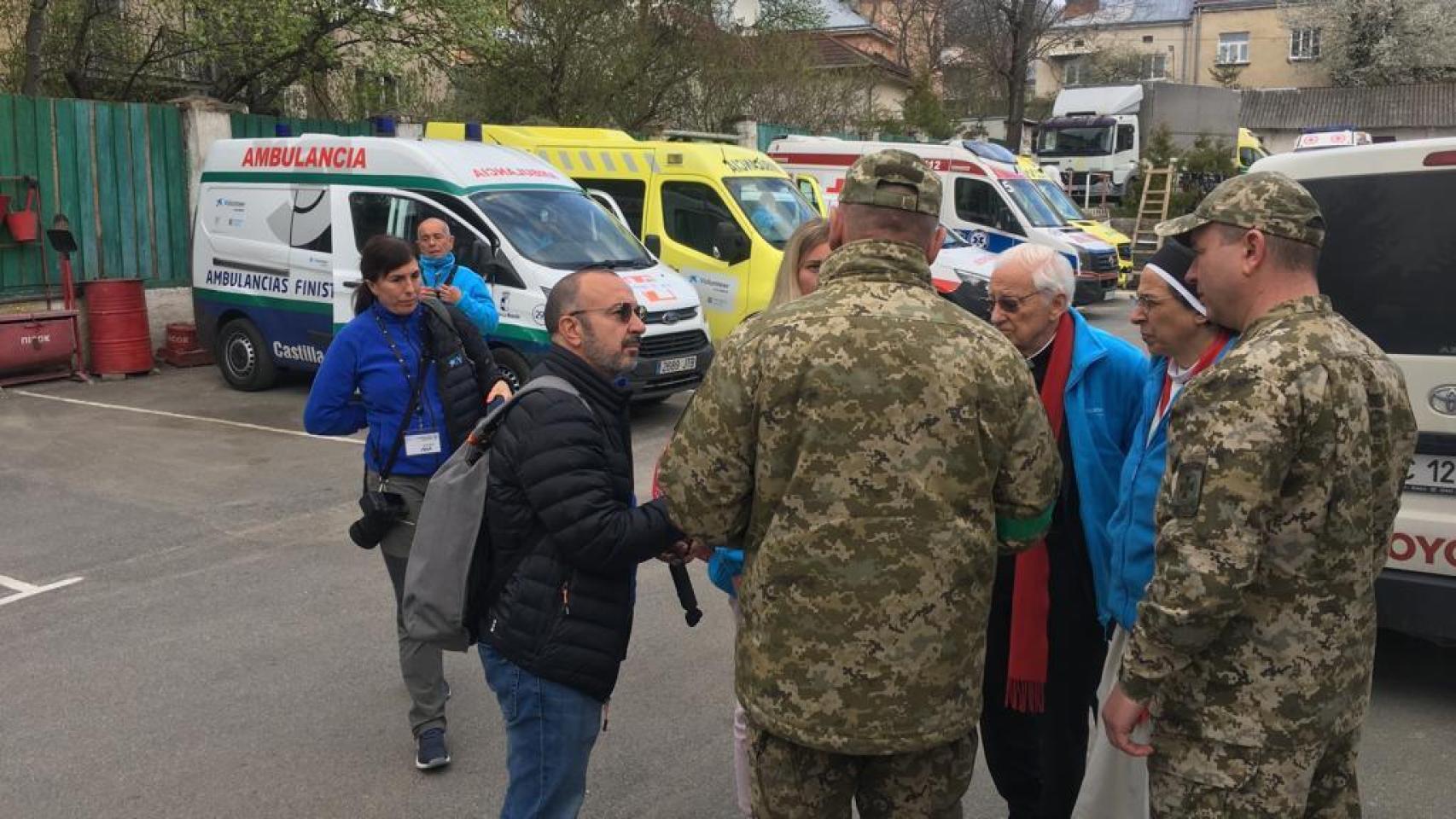 Momento en el que el Padre Ángel entrega la ambulancia donada por Finisterre.
