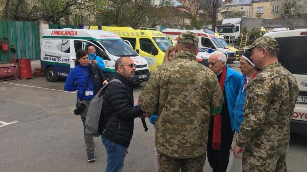 Momento en el que el Padre Ángel entrega la ambulancia donada por Finisterre.