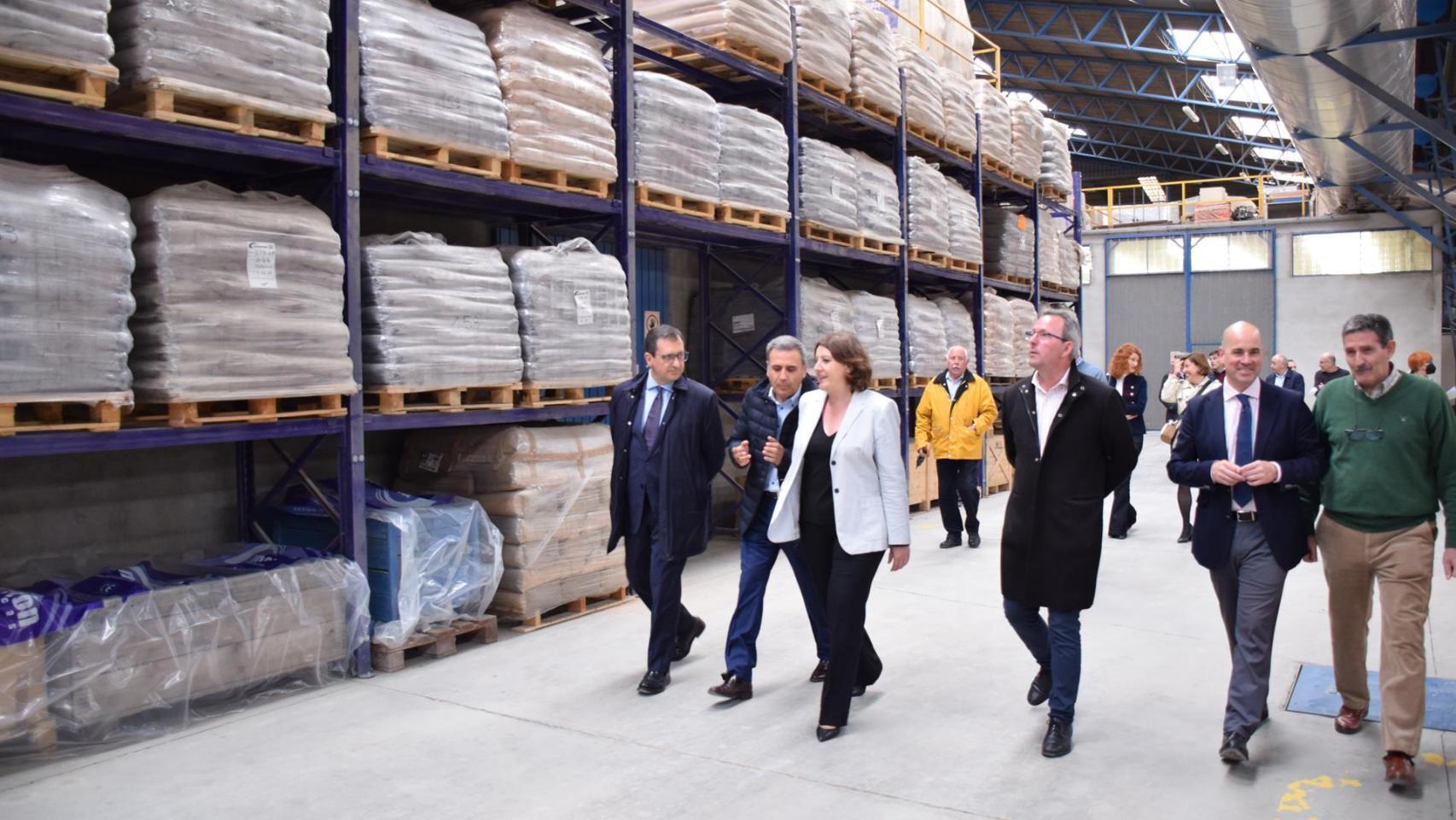La consejera de Economía, Empresas y Empleo, Patricia Franco, visita la empresa Cerámicas Mazarrón. Foto: JCCM.