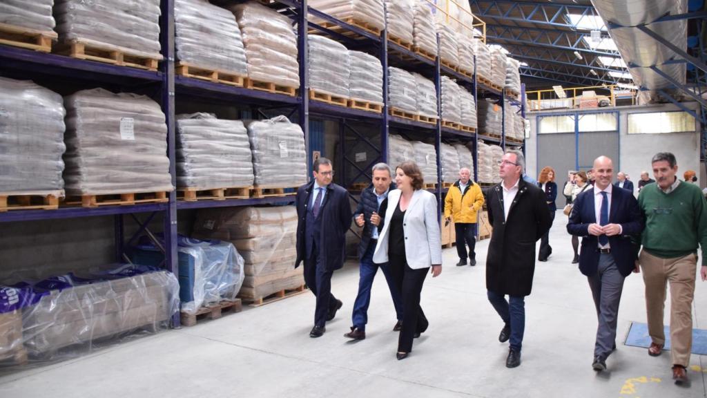 La consejera de Economía, Empresas y Empleo, Patricia Franco, visita la empresa Cerámicas Mazarrón. Foto: JCCM.