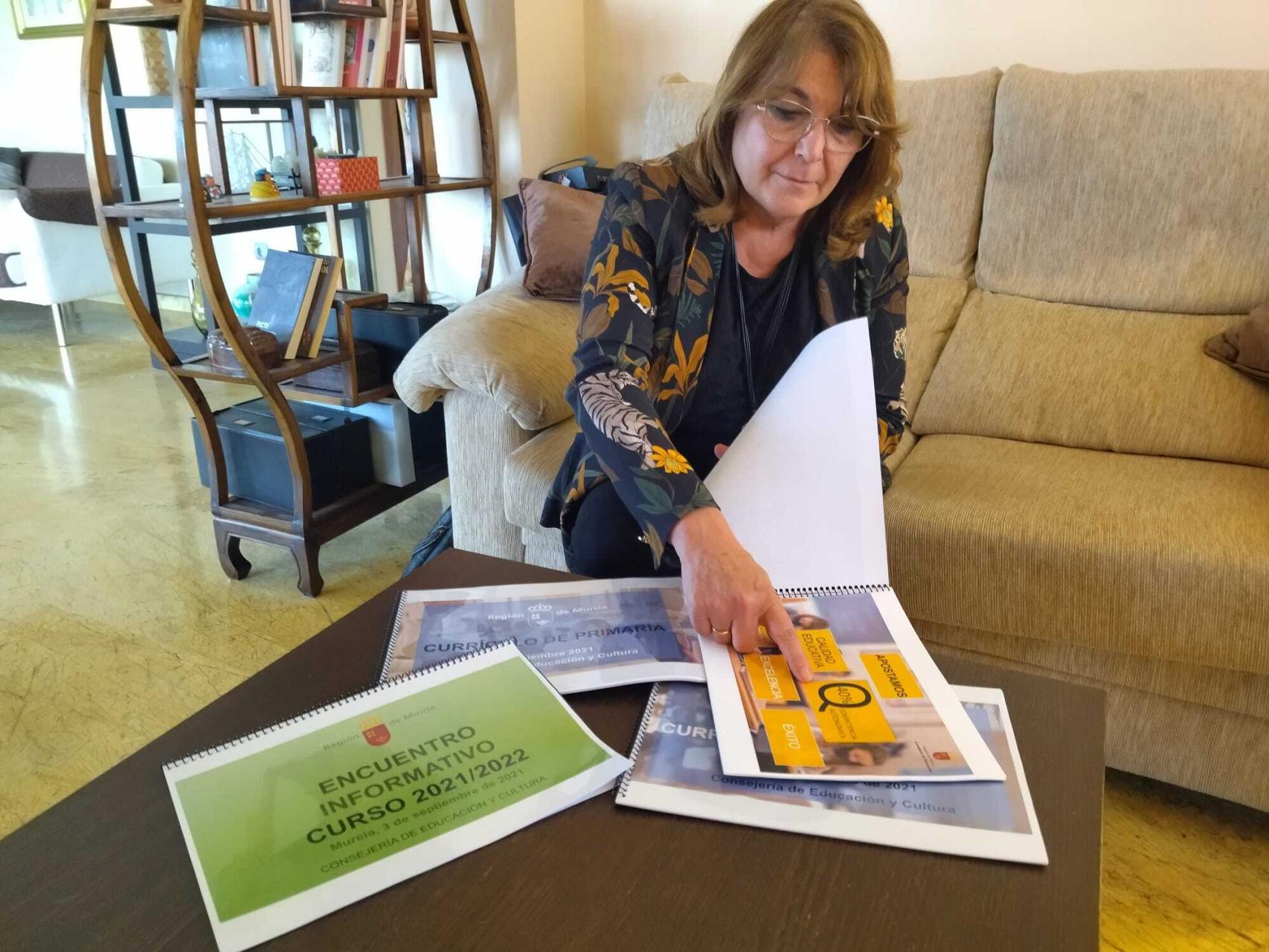 La consejera de Educación, Mabel Campuzano, en el salón de su casa, en la pedanía murciana de Sangonera la Verde, durante la entrevista con EL ESPAÑOL.