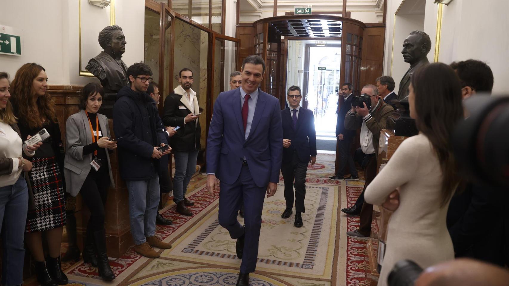 El presidente Pedro Sánchez, este jueves en los pasillos del Congreso de los Diputados.