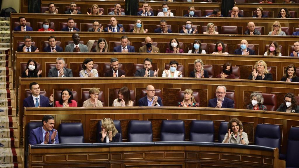 El presidente del Gobierno, Pedro Sánchez; la vicepresidenta segunda y ministra de Trabajo, Yolanda Díaz; y la ministra de Hacienda, María Jesús Montero, aplauden en una sesión plenaria, en el Congreso de los Diputados, a 28 de abril de 2022.
