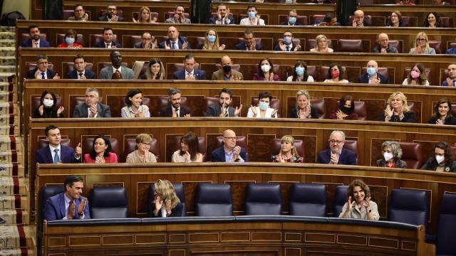 El presidente del Gobierno, Pedro Sánchez; la vicepresidenta segunda y ministra de Trabajo, Yolanda Díaz; y la ministra de Hacienda, María Jesús Montero, aplauden en una sesión plenaria, en el Congreso de los Diputados, a 28 de abril de 2022.