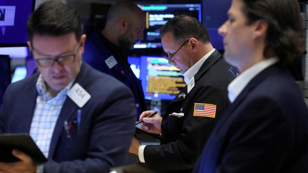 Traders trabajan en la Bolsa de Nueva York.