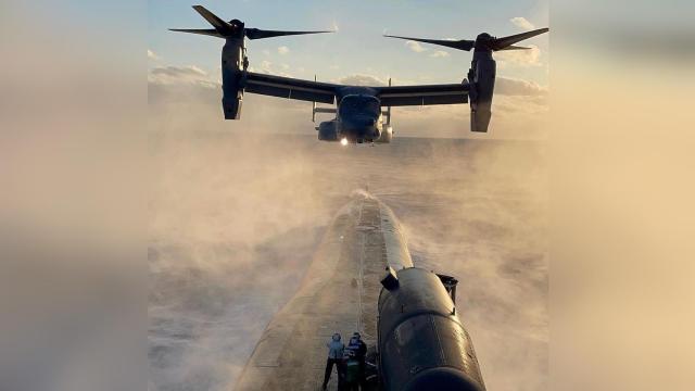 Helicóptero Bell-Boeing V-22 frente a un submarino nuclear.