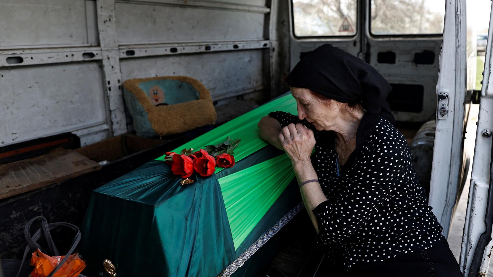 Vira Pylypenko, de 65 años, llora la muerte de su hijo Sergii Pylypenko, de 36.