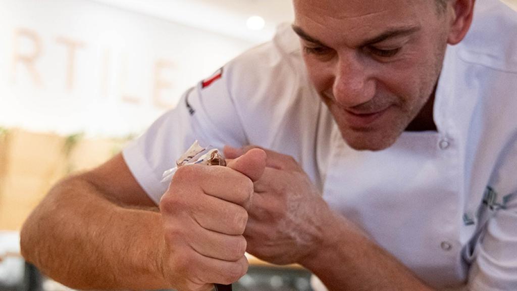 Marco durante la elaboración de una de sus pizzas más vendidas.