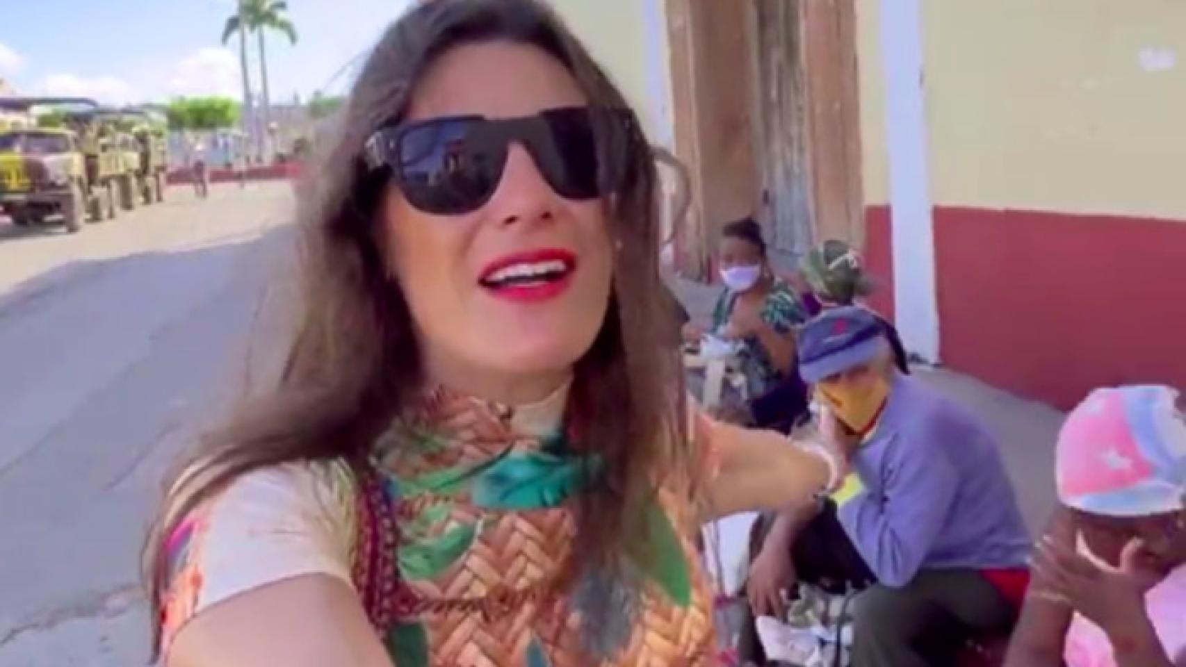 Laura en uno de los vídeos que se han hecho virales.