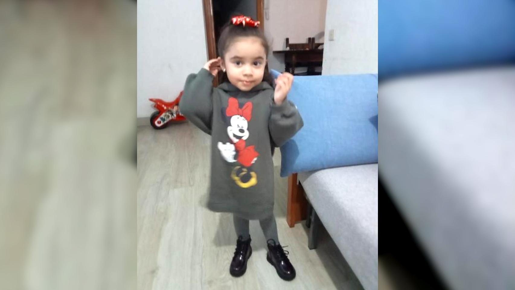 La pequeña Anna Moldovan, de dos años de edad.