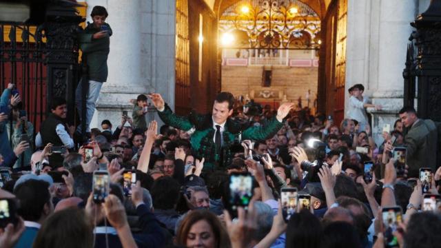 Daniel Luque saliendo por la Puerta del Príncipe de Sevilla.
