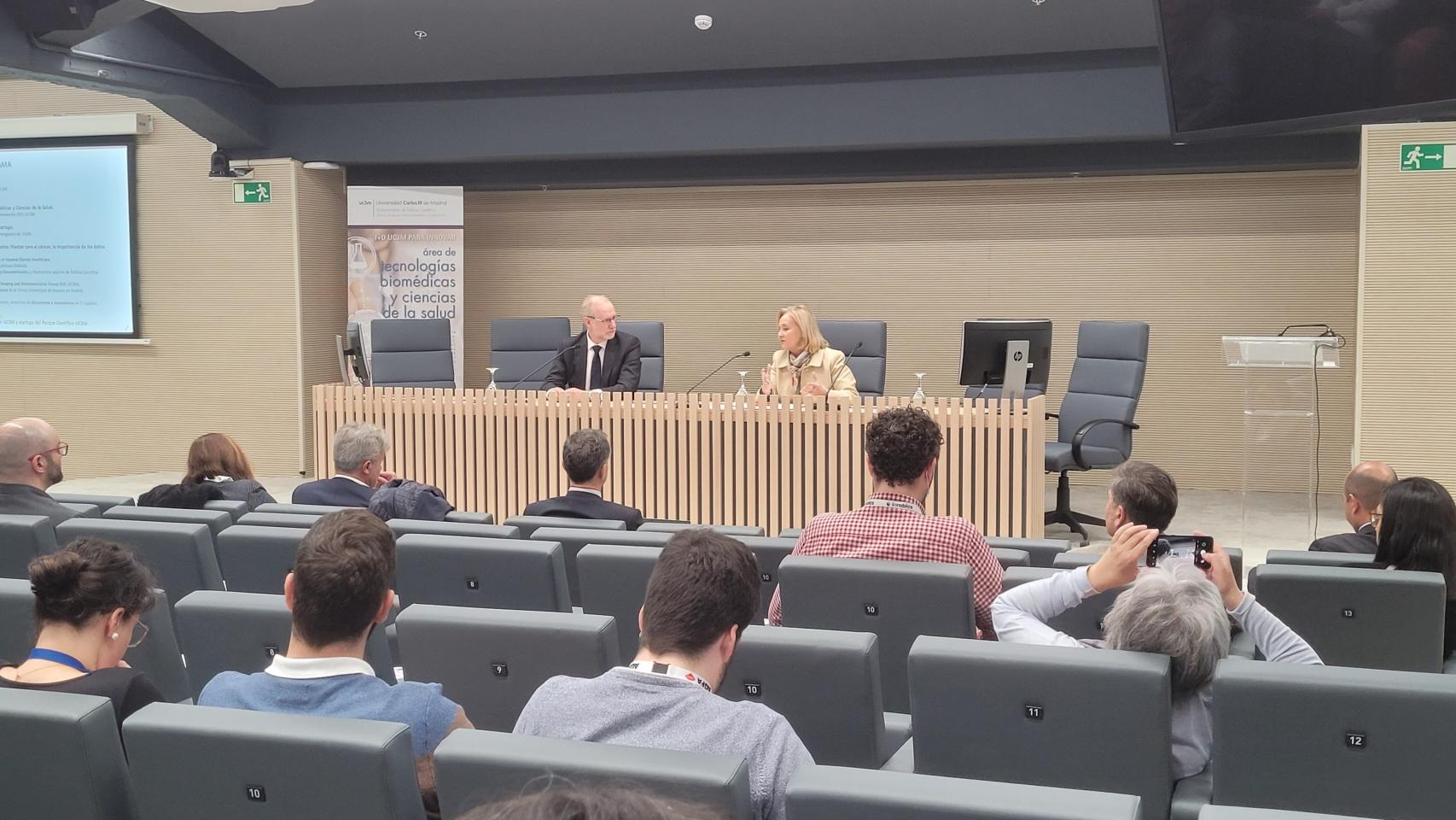 Carlos Blanco, vicegerente de Investigación y Transferencia de la UC3M, y Margarita Alfonsel, secretaria general de FENIN, durante el encuentro sobre innovación para encontrar soluciones al cáncer.