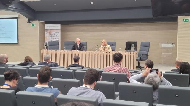 Carlos Blanco, vicegerente de Investigación y Transferencia de la UC3M, y Margarita Alfonsel, secretaria general de FENIN, durante el encuentro sobre innovación para encontrar soluciones al cáncer.