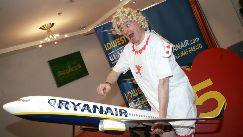 Michael O’Leary, CEO del grupo Ryanair, presentando hace años una campaña de Ryanair en España disfrazado.