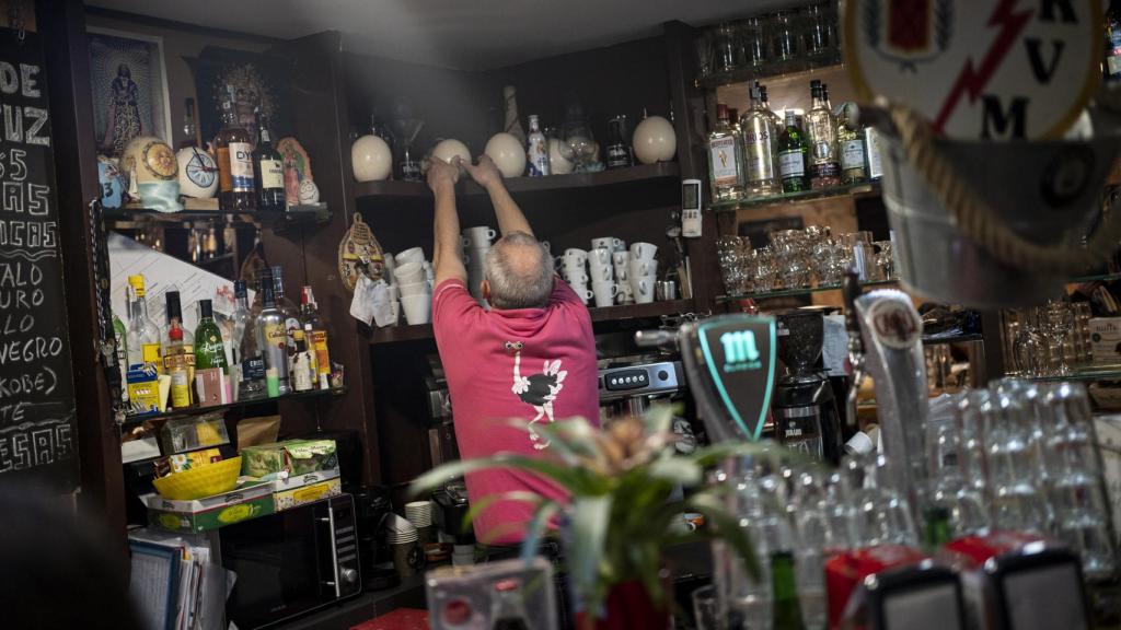 Javier García cogiendo los huevos de avestruz en su restaurante.