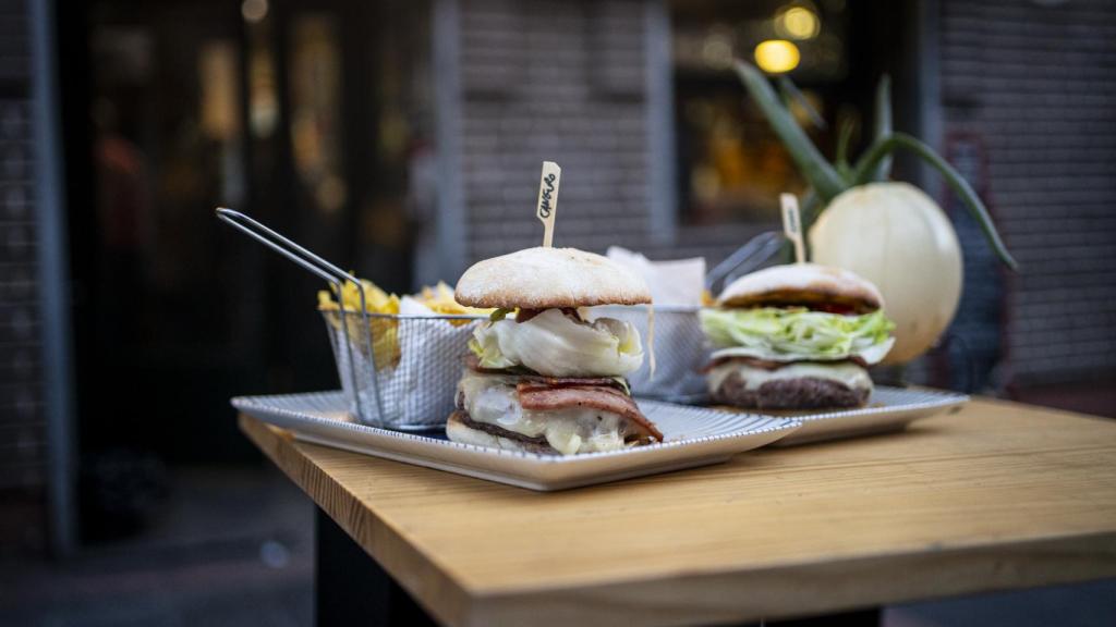 Hamburguesas de canguro y cebra dispuestas sobre una mesa de la terraza de Macarena.