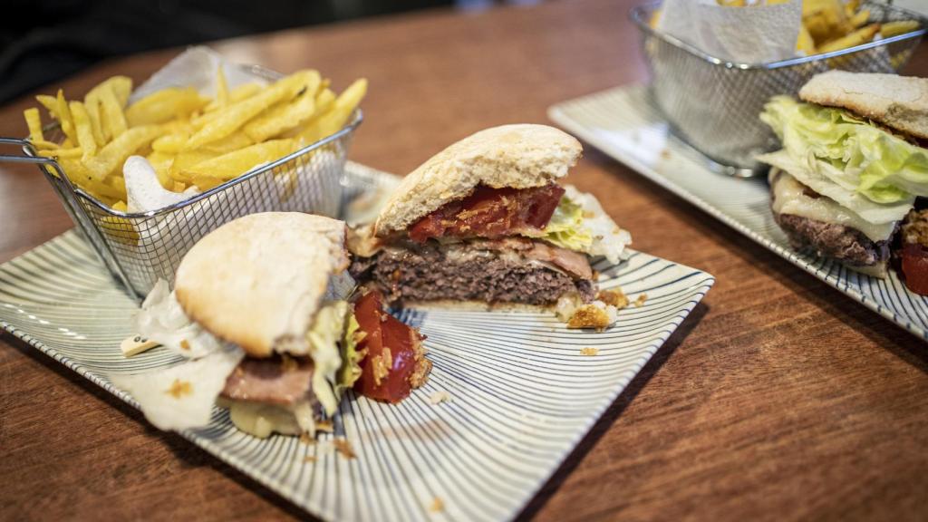 Probando las hamburguesas de canguro y cebra.