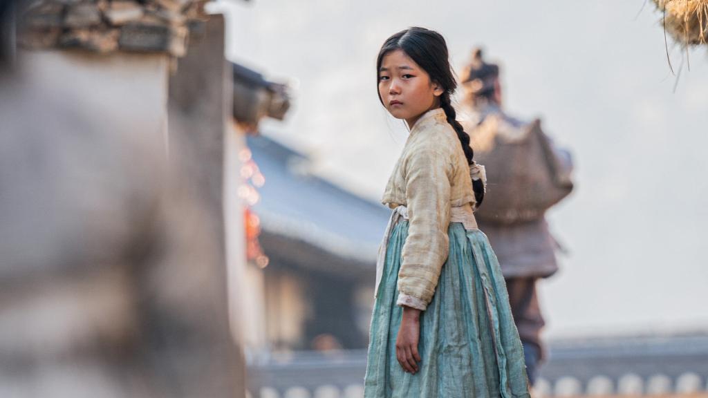 La pequeña Sunja al inicio de 'Pachinko'.