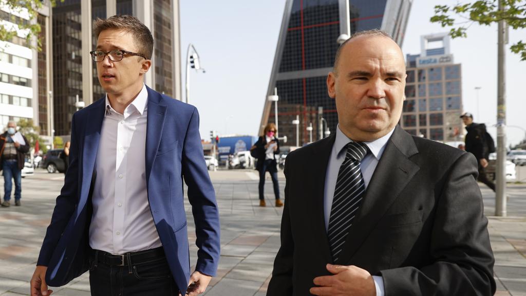 Errejón (i), a su llegada este viernes a los Juzgados de Plaza de Castilla.