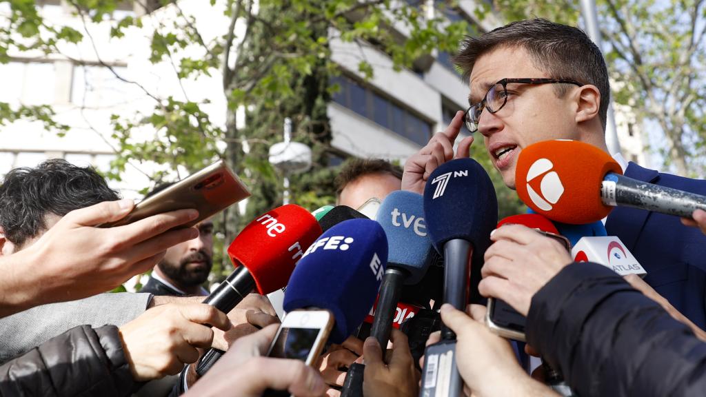 Íñigo Errejón declara ante la prensa, minutos antes de acceder al Juzgado.