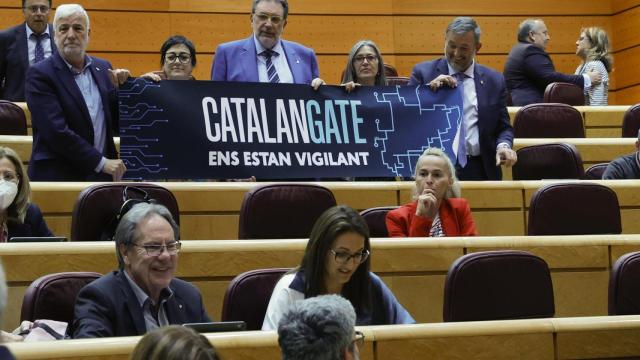 Vista de una pancarta sobre los supuestos espionajes en la sesión de control del Senado.