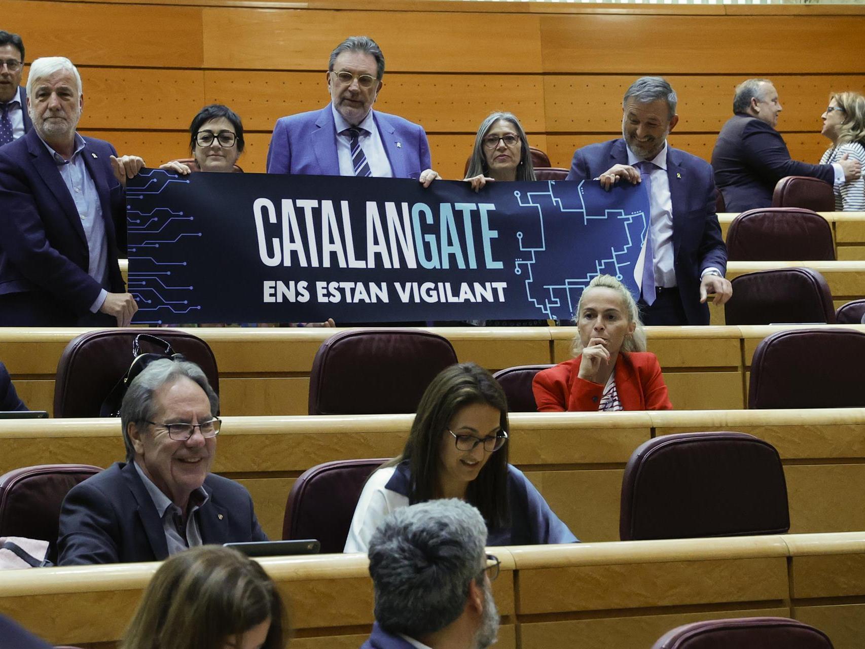 Vista de una pancarta sobre los supuestos espionajes en la sesión de control del Senado.