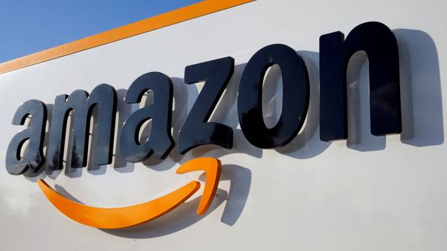 Logo de Amazon en el centro logístico de la compañía en Boves (Francia).