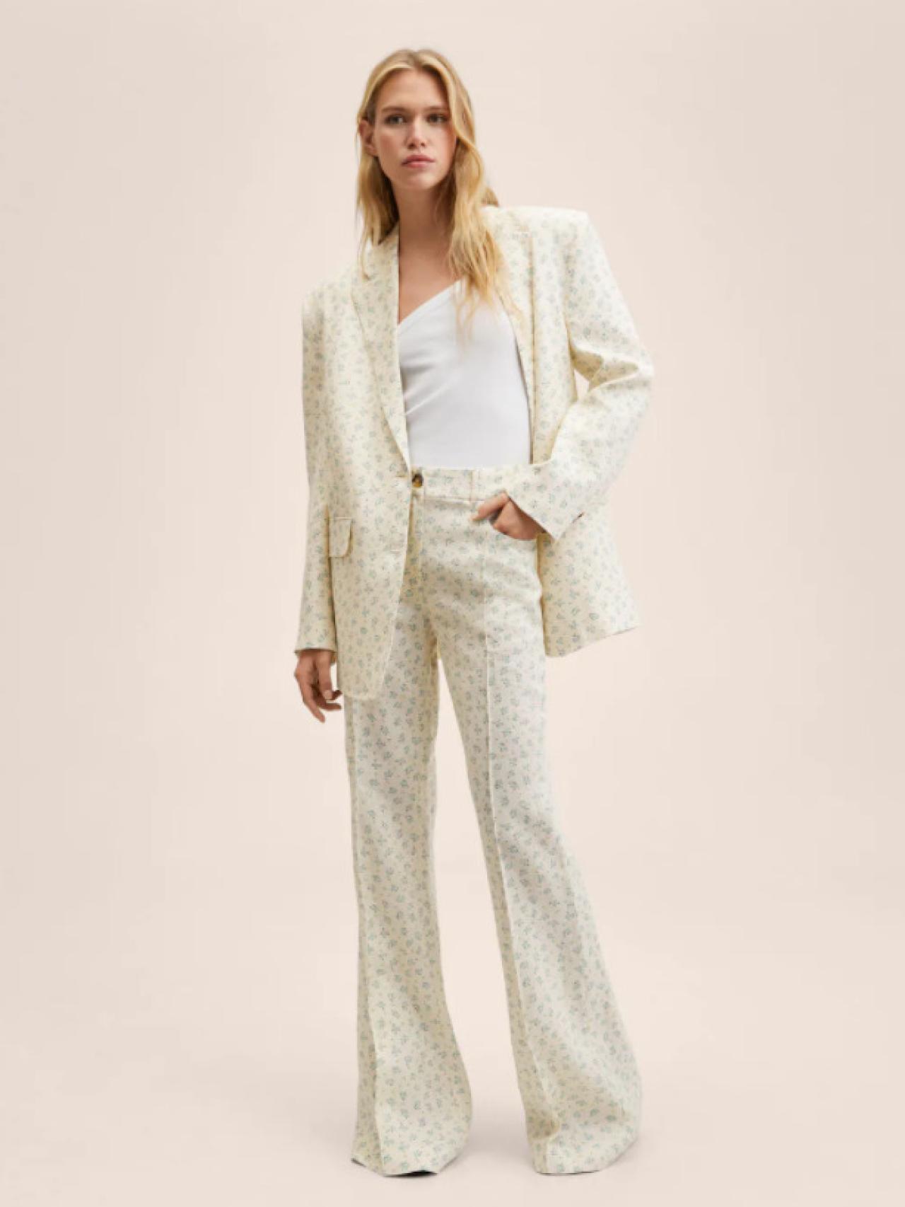 El traje de Mango tiene un delicado estampado floral.