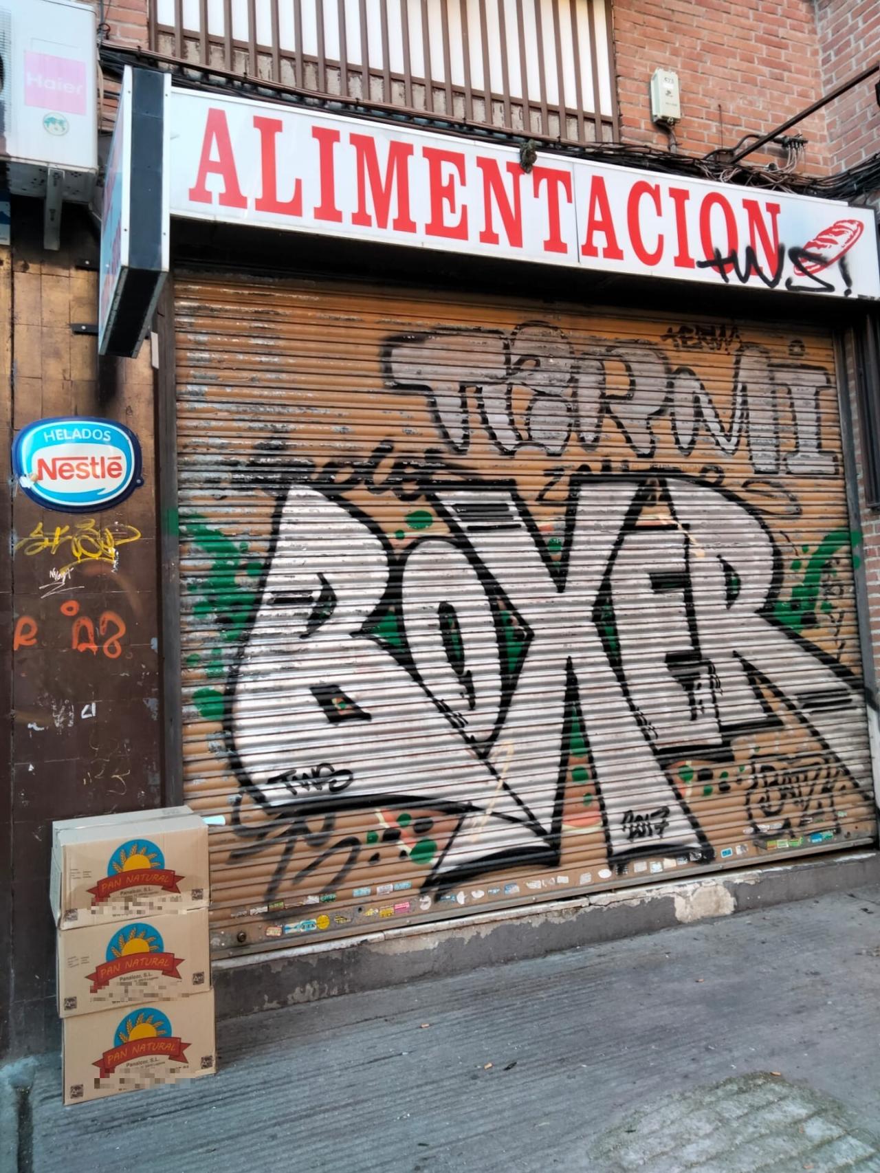 La cajas con las barras de Panalcor S.L., proveedora de pan de los 'chinos', descongelándose antes de la apertura del local.