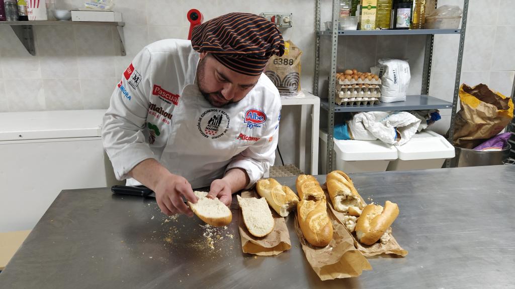 Una mal cocción de la miga, como observa Julio en las barras de los 'chinos', puede provocar histaminosis alimentaria no alérgica.