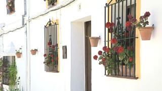 Atajate mantiene su tradicional estructura de pueblo blanco.