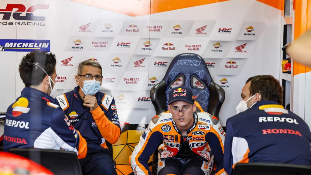 Pol Espargaró trabaja en el box del equipo Repsol Honda, rodeado de su equipo técnico.