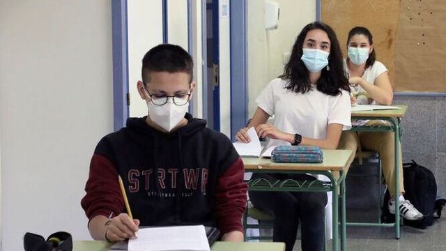 Alumnos de una universidad con mascarillas, en imagen de archivo.