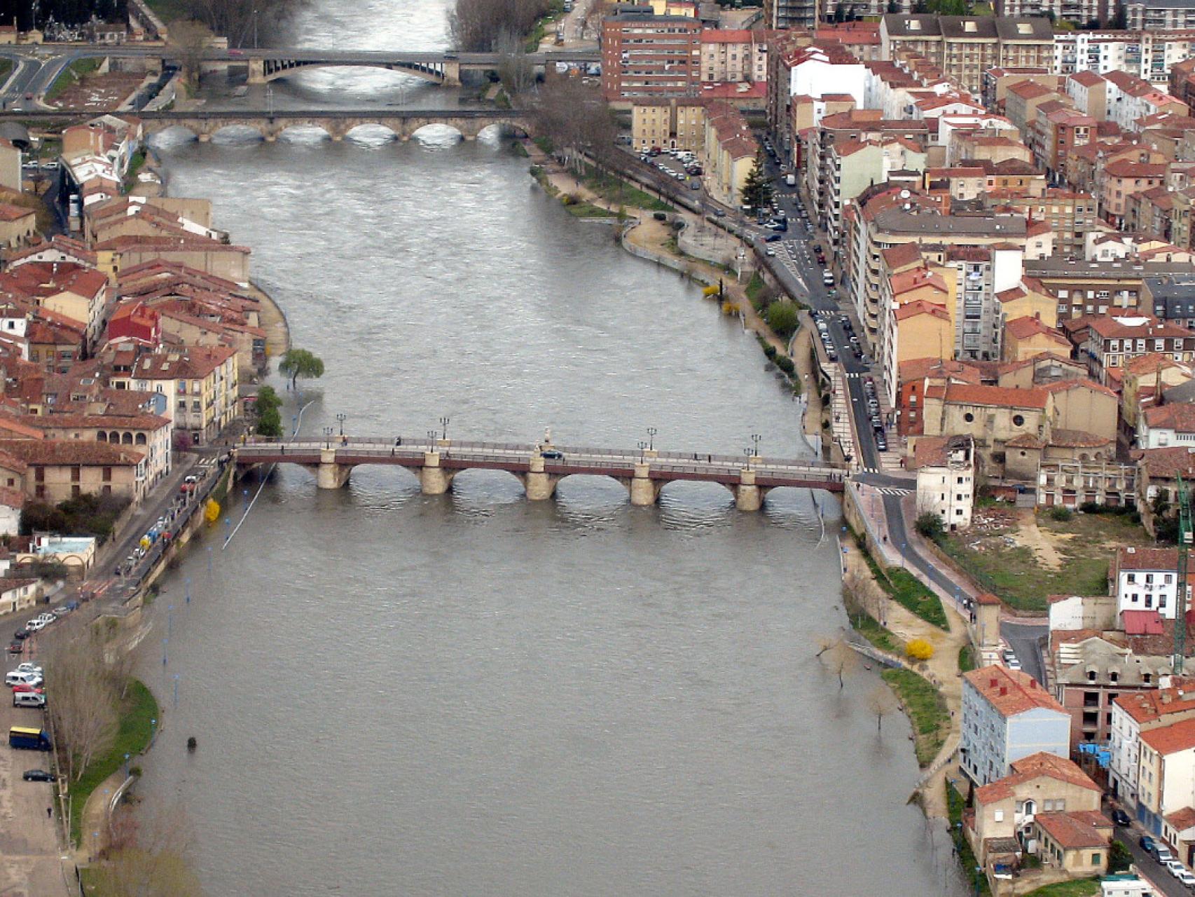 Fotografía aérea del aumento del caudal del río Ebro a su paso por Miranda (Burgos). / ICAL