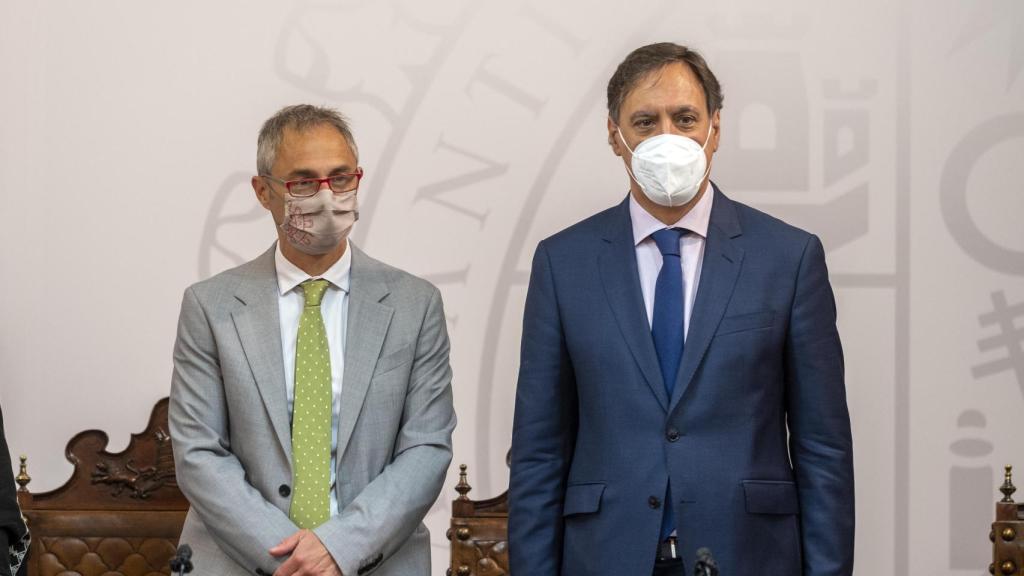 El rector de la USAL, Ricardo Rivero, y el alcalde de Salamanca, Carlos García Carbayo, esta mañana