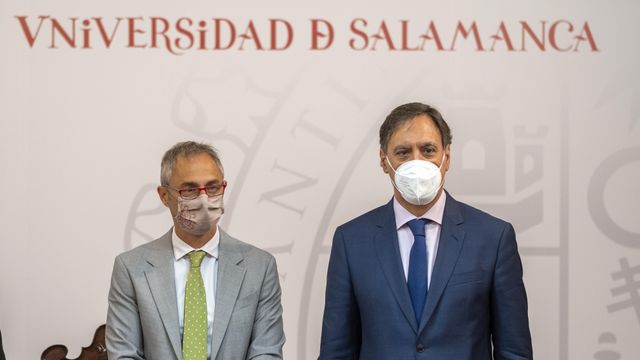 El rector de la USAL, Ricardo Rivero, y el alcalde de Salamanca, Carlos García Carbayo