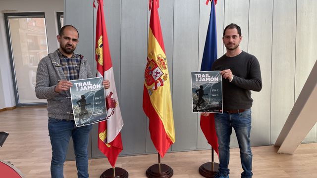El concejal de Deportes, Carlos Arasa, y el organizador, Cristian Navarro