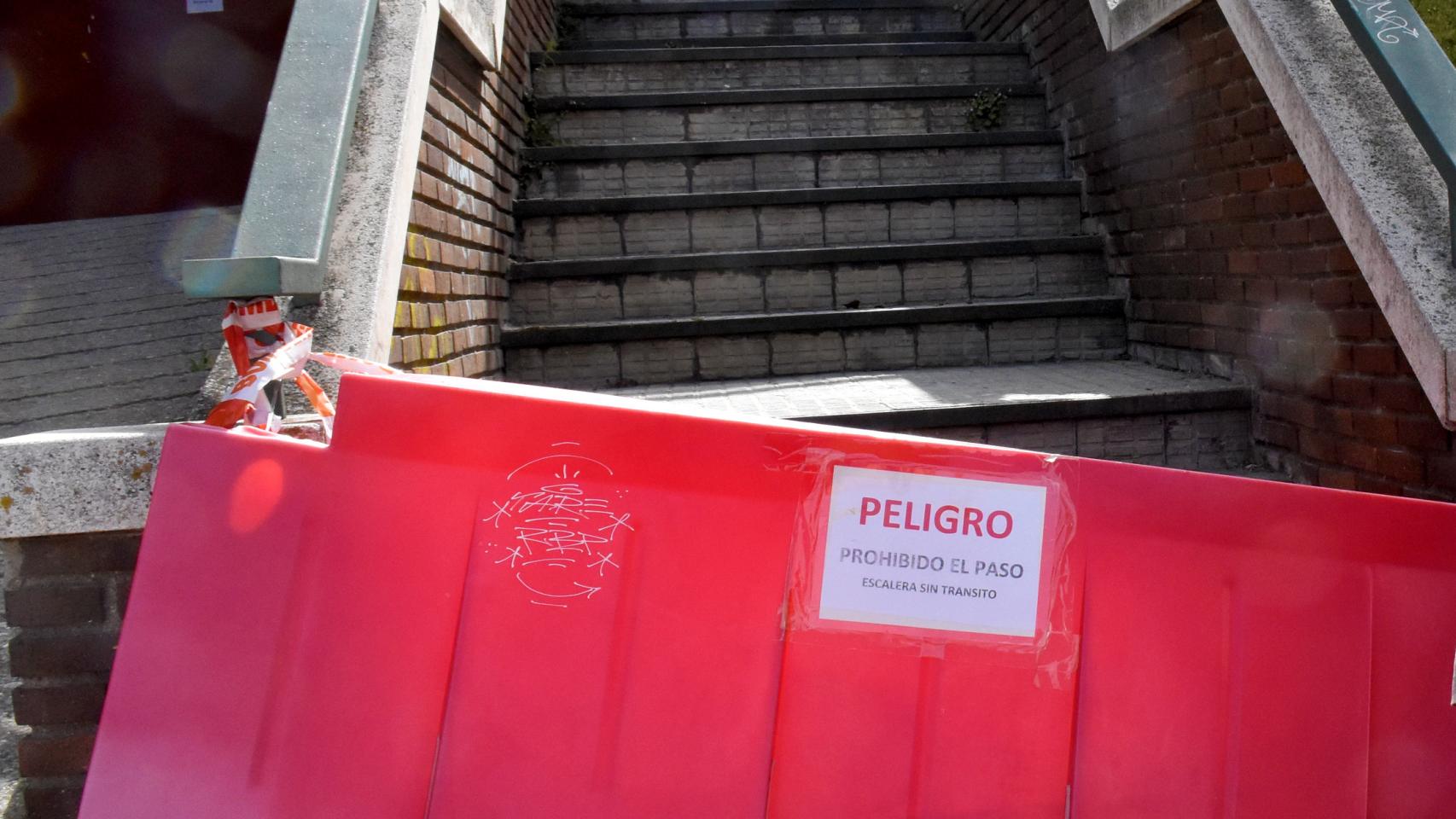 Los concejales del Grupo Municipal Popular, Mayte Martín Pozo y David Ángel García, en las escaleras del Ángel Nieto a La Vaguada