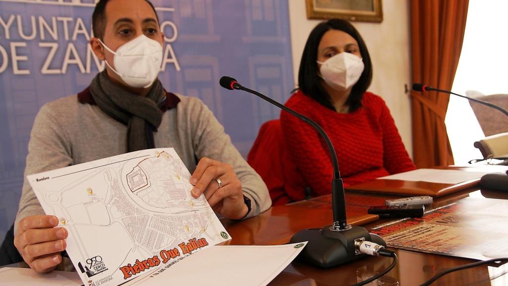 Las concejala de Cultura, M.ª Eugenia Cabezas, y el arquitecto y coordinador de las actividades, Alberto Alon