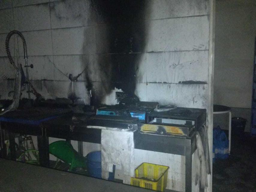 Susto tremendo con el humo procedente de un incendio en una pescadería de Cacabelos