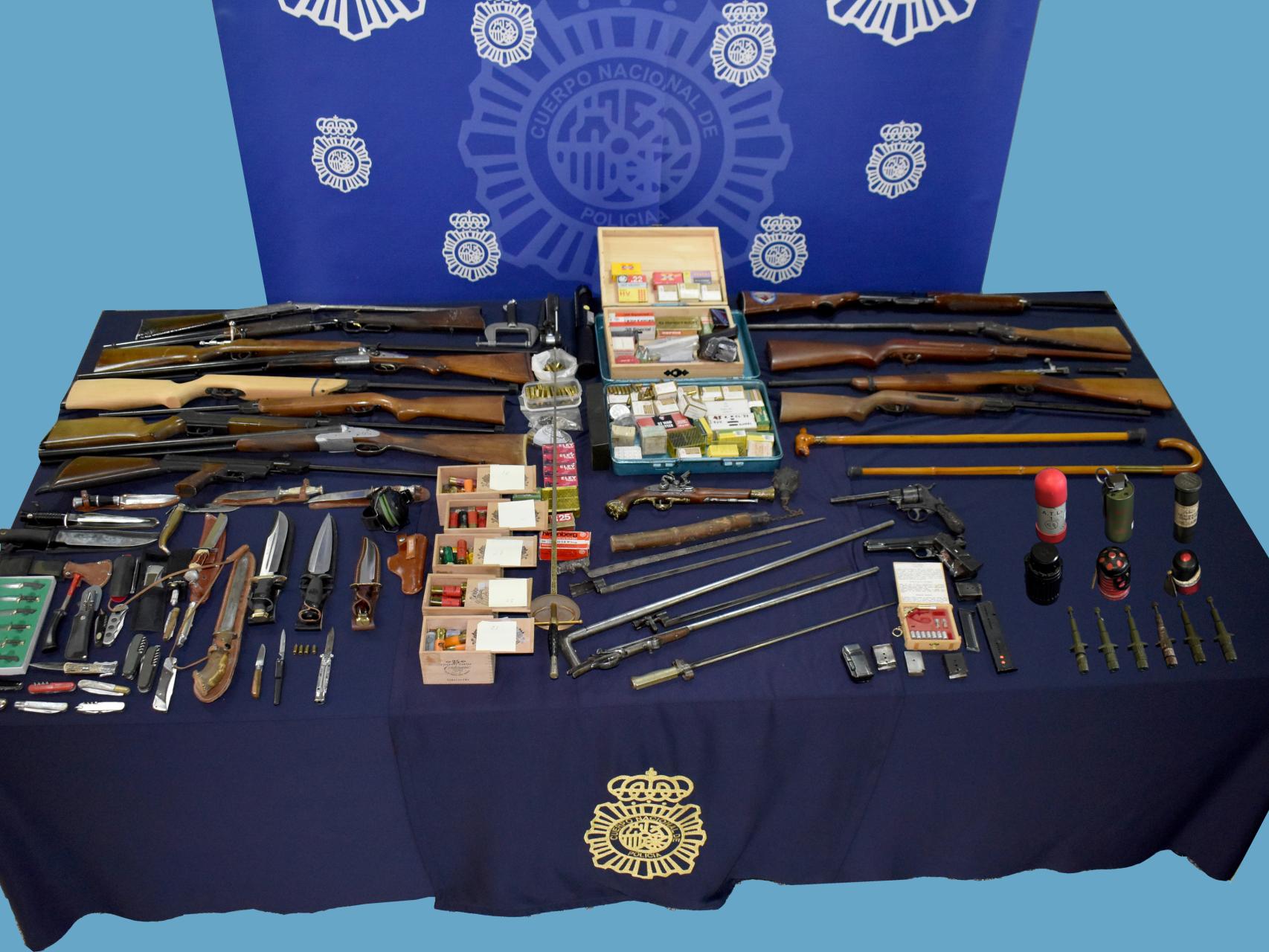 Detenido el presunto autor de un delito de malos tratos que guardaba en su casa un gran número de armas