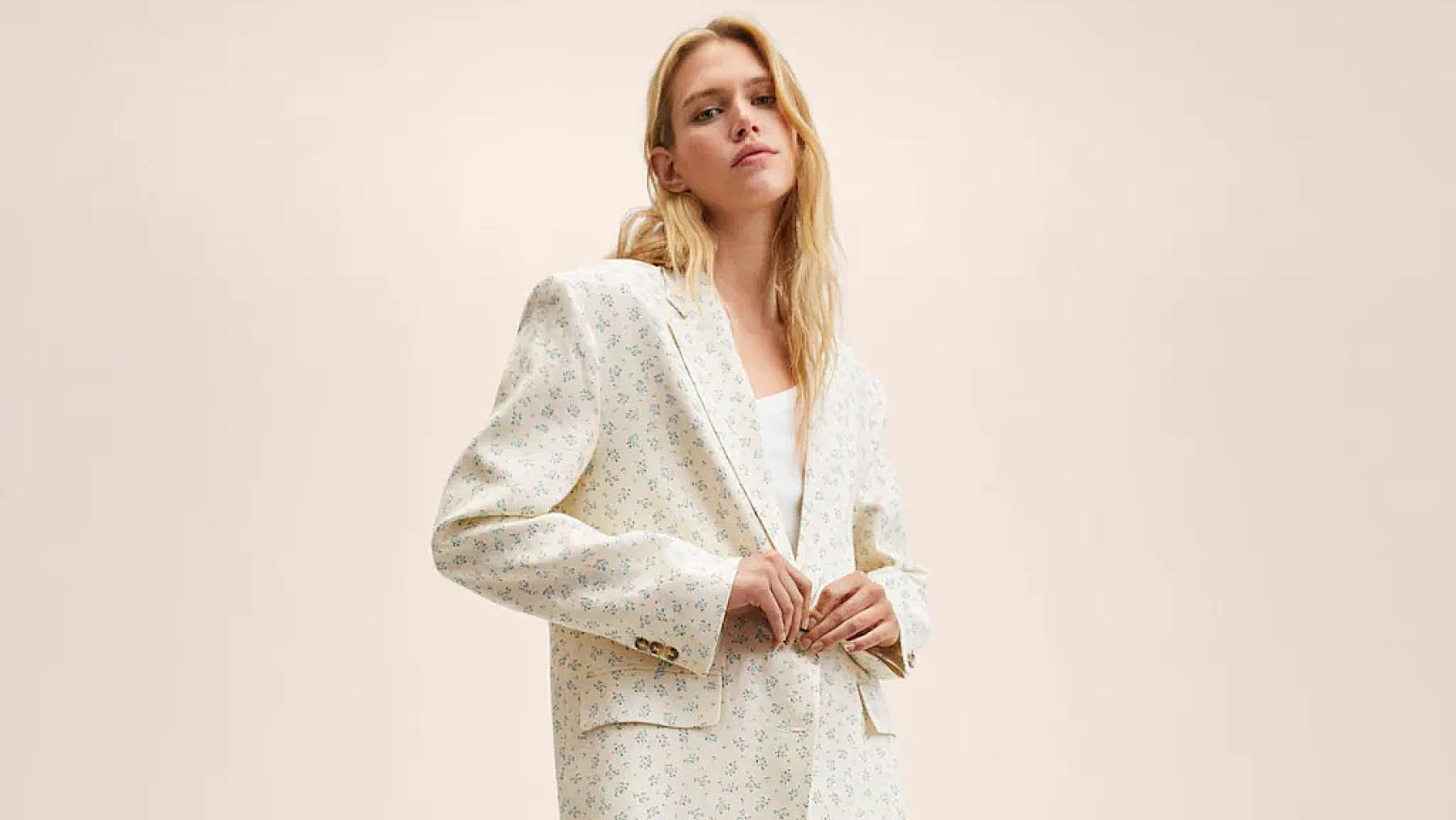 Traje de lino y estampado floral, firmado por Mango.