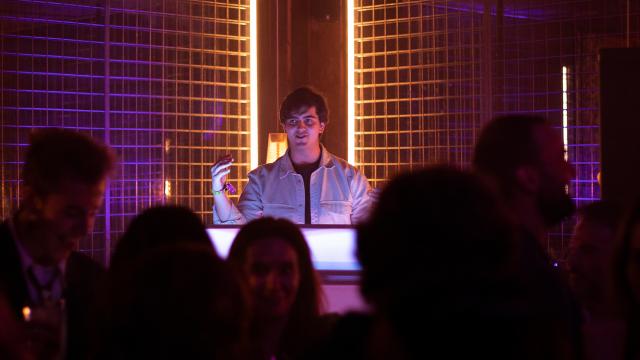 Jorge Bárcenas pinchando en la inauguración de Mentidero.